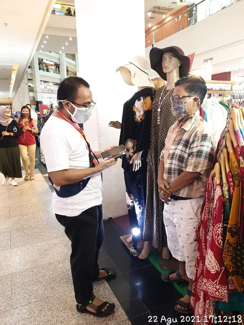 Seorang pedagang pakaian di Plaza Atrium Senen, Irmiyati Tunru (kanan) saat diwawancara Beritasatu.com, Minggu, 8 Agustus 2021. Foto: Beritasatu.com/Yustinus Paat