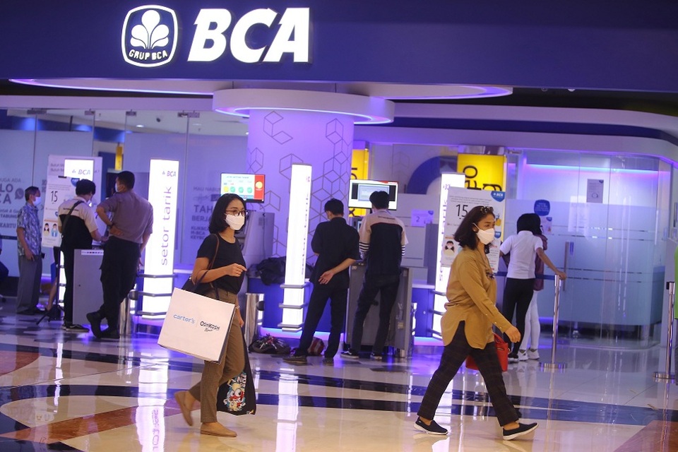 Pengunjung sebuah pusat perbelanjaan melintas di depan ATM Centre bank BCA di Jakarta. Foto ilustrasi: BeritaSatu Photo/Mohammad Defrizal