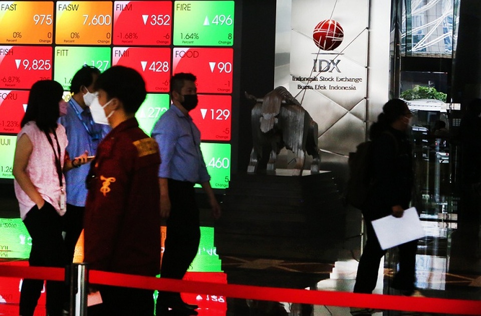 Sejumlah karyawan melintas di depan monitor perdagangan saham di Bursa Efek Indonesia, Jakarta. Foto ilustrasi: Beritasatu Photo/Uthan AR