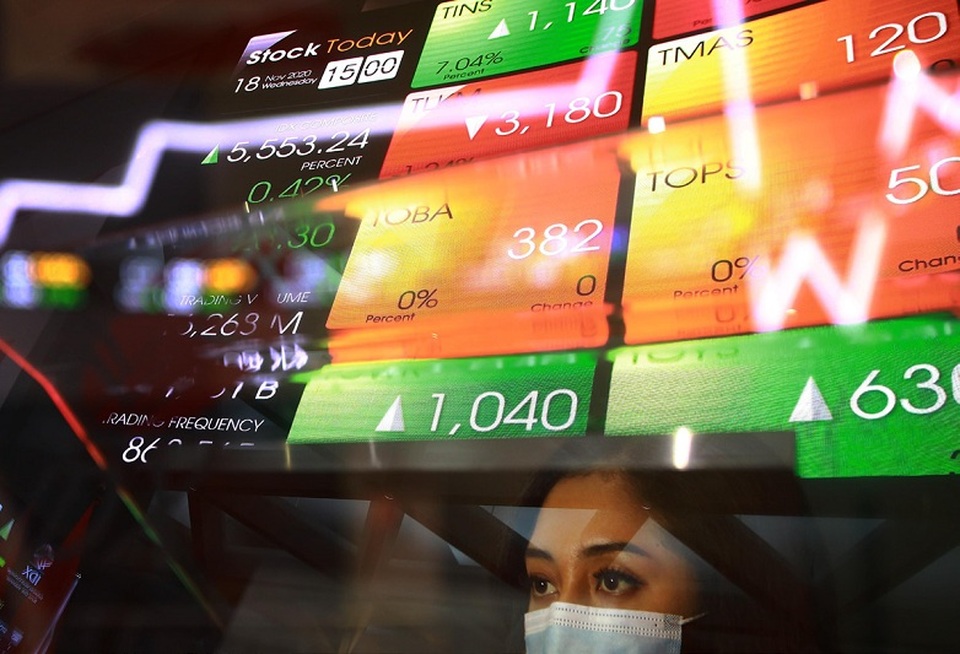 Pengunjung melilhat pergerakan harga saham di Bursa Efek Indonesia (BEI) di Jakarta. Foto ilustrasi:  BeritaSatu Photo/Mohammad Defrizal