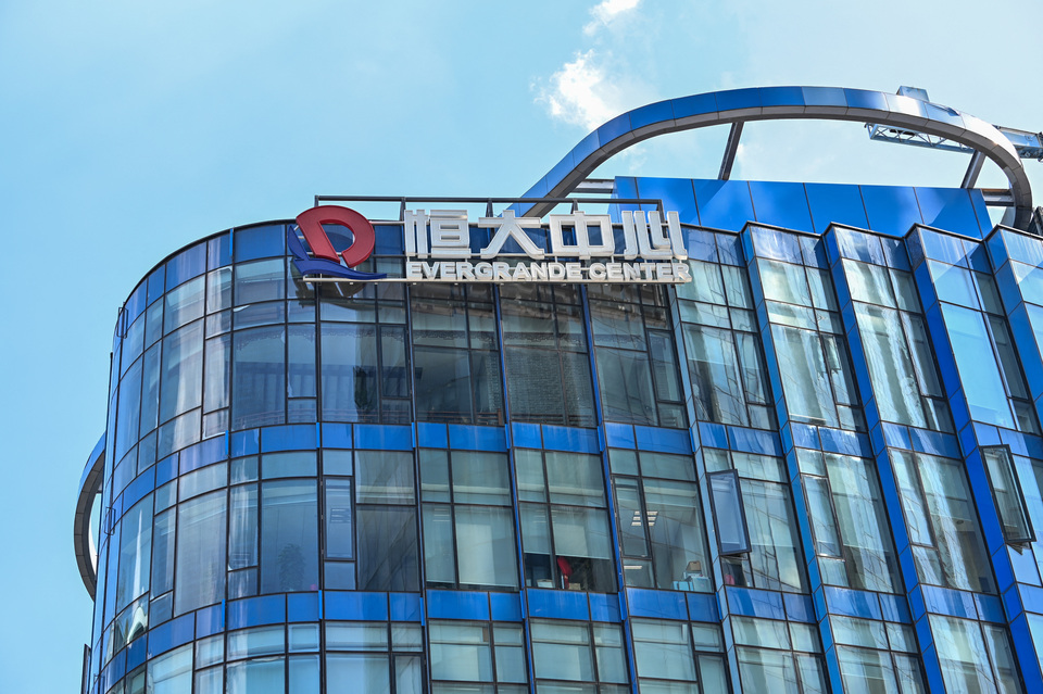Suasana gedung Evergrande Center di Shanghai, Tiongkok, pada 22 September 2021. (Foto: HECTOR RETAMAL / AFP)
