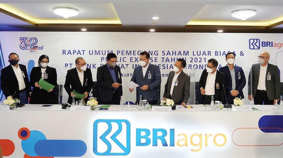 Direktur Utama PT Bank Rakyat Indonesia Agroniaga Tbk (AGRO) Kaspar Situmorang (tengah), Komisaris Utama AGRO Budi Satria, serta jajaran direksi dan komisaris AGRO (dari kiri ke kanan) Eko B. Supriyanto, Rina Saadah, Achmad F.C. Barir, Arif Wicaksono, Ernawan, Bhimo Wikan Hantoro dan Sigit Murtiyoso, saat RUPSLB AGRO, Senin (27/9/2021). Foto: Investor Daily/David Gita Roza