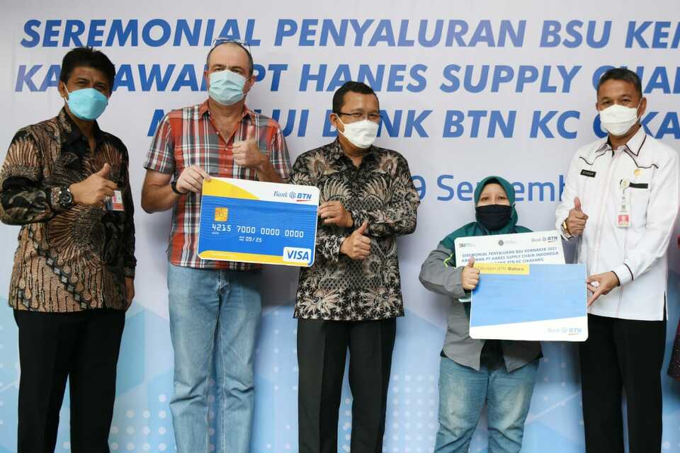 Penyaluran Bantuan Subsidi Upah oleh BTN di Bekasi, Rabu (29/9/2021).