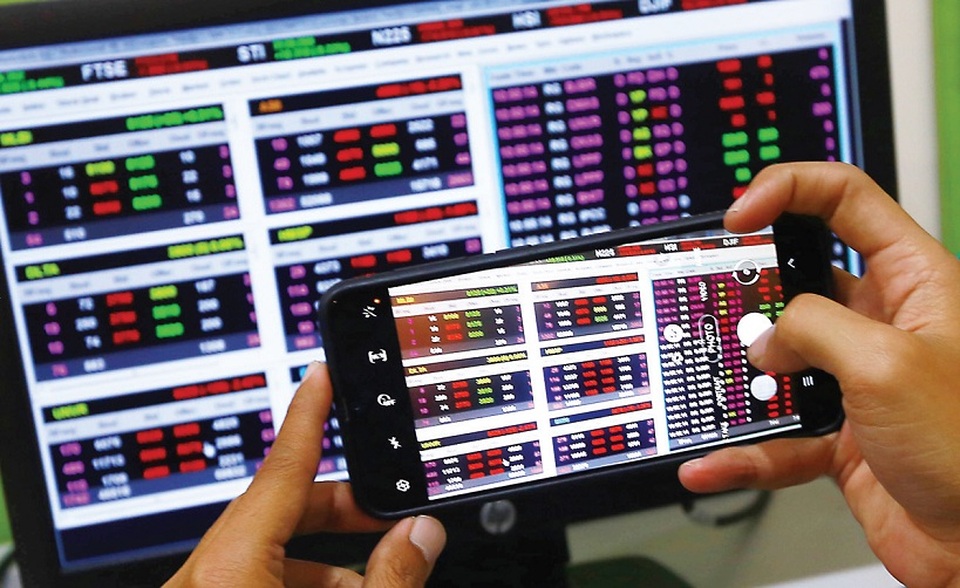 Investor memotret harga saham menggunakan ponsel di salah-satu perusahaan sekuritas di Jakarta. Foto ilustrasi: BeritaSatu Photo/Mohammad Defrizal