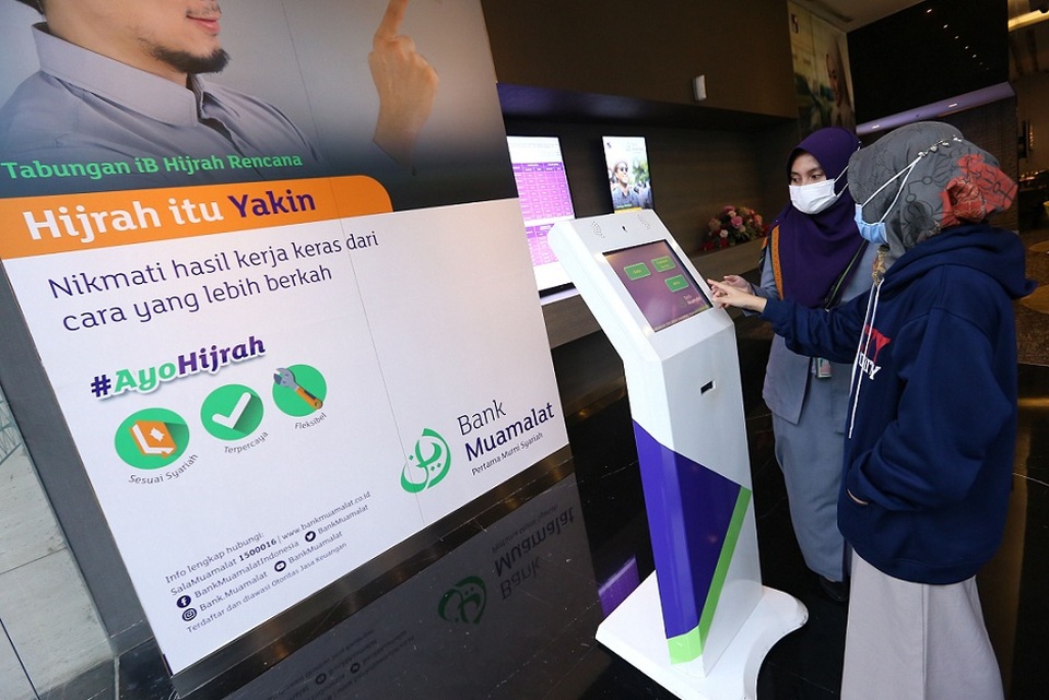 Nasabah memanfaatkan fasilitas digital di Bank Muamalat, di Jakarta, belum lama ini. Foto ilustrasi: BeritaSatu Photo/Mohammad Defrizal 
