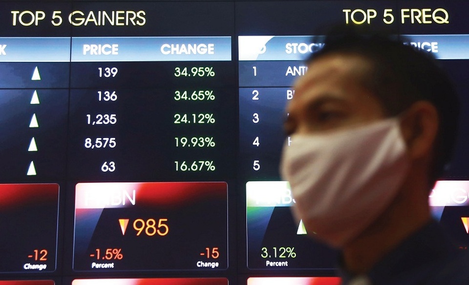 Pengunjung melihat pergerakan harga saham di Bursa Efek Indonesia (BEI) di Jakarta. Foto ilustrasi: BeritaSatu Photo/Mohammad Defrizal