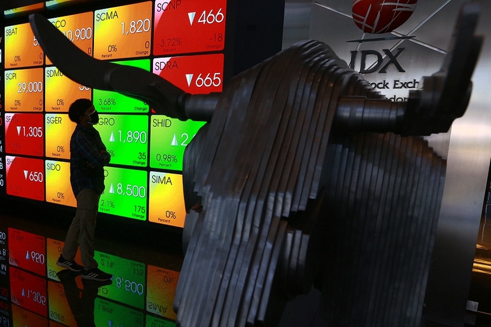 Karyawan melihat pergerakan harga saham di layar elektronik Bursa Efek Indonesia (BEI) di Jakarta. Foto ilustrasi:  BeritaSatu Photo/Mohammad Defrizal
