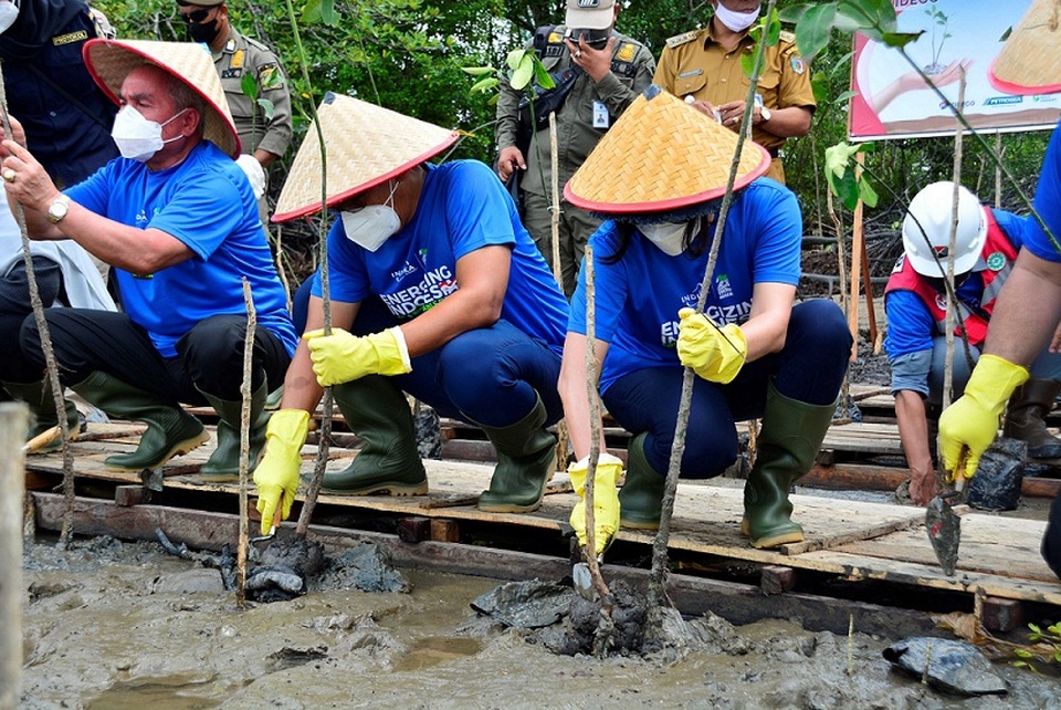 PT Indika Energy Tbk (INDY) melakukan penanaman 21.000 mangrove untuk memperingati hari jadinya yang ke-21.