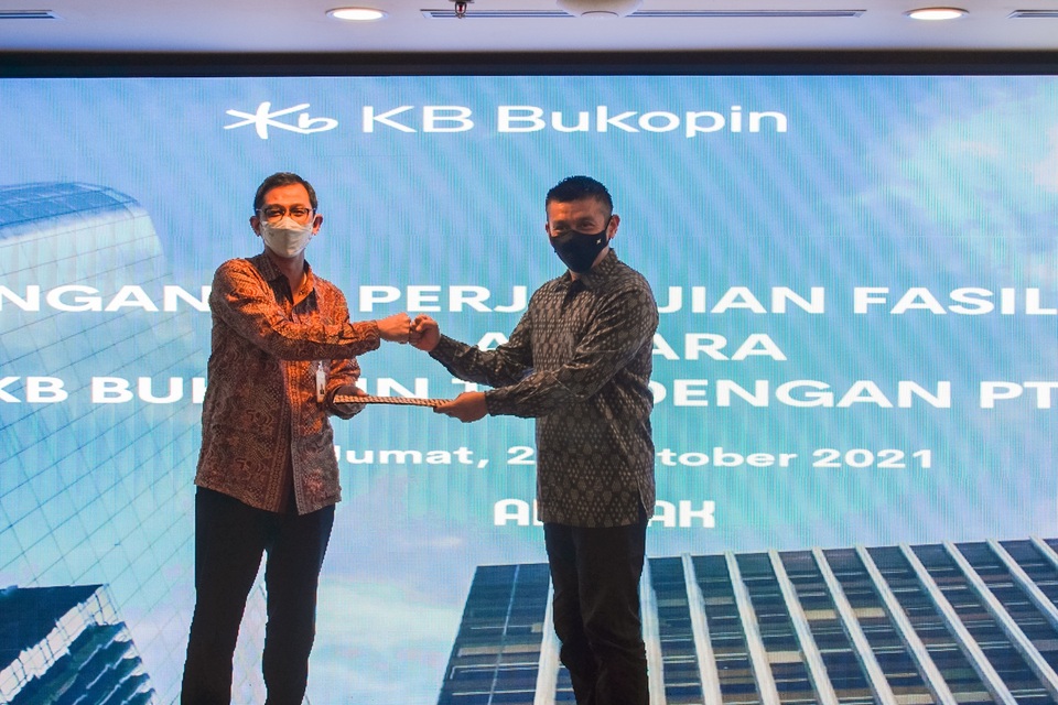 Direktur Investasi 1 dan Restrukturisasi PT PPA Rizwan Rizal Abidin (kanan) dan Direktur SOE & Wholesale Business Bank KB Bukopin Dodi Widjajanto (kiri) menandatangani  fasilitas pendanaan di Kantor PT PPA, Menara Mandiri II Jakarta, Jumat (22/10). PT PPA mendapatkan fasilitas pendanaan sebesar US$ 75 juta dari Bank KB Bukopin untuk mendukung kegiatan usaha, termasuk penguatan modal untuk kegiatan investasi. (ist)