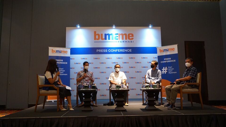 Narasumber yang hadir dalam konferensi pers Pembukaan Cabang Bumame Farmasi di Bali, Direktur Utama Bumame Farmasi, James Wihardja (kedua dari kiri); Dokter Patologi, dr. I Nyoman Gde Sudana, Sp.Pk.; Putu Aditya;  dr. I Gede Wardhana Tohjiwa, Sp.Pk. ( Foto: Istimewa )