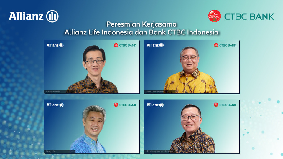 Foto: (kiri atas) Direktur & Chief of Partnership Distribution Allianz Life Indonesia Bianto Surodjo, (kanan atas) Presiden Direktur Bank CTBC Indonesia Iwan Satawidinata, (kiri bawah) Chief of Bancassurance Allianz Life Indonesia Leroy Loo, dan (kanan bawah) Direktur Eksekutif Perbankan Ritel Bank CTBC Indonesia Bambang Simmon Simarno meresmikan kerja sama strategis dan peluncuran produk baru Allianz Life Indonesia dan Bank CTBC Indonesia. (ID/Prisma Ardianto)