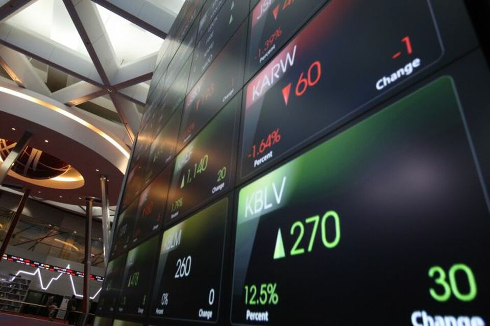 Layar elektronik menampilkan pergerakan harga saham di Bursa Efek Indonesia (BEI) di Jakarta.  Foto ilustrasi: BeritaSatu Photo/Mohammad Defrizal 