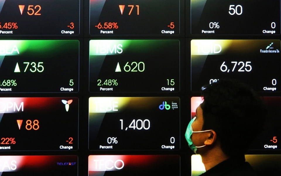 Pengunjung melihat monitor saham di Bursa Efek Indonesia, Jakarta. Foto ilustrasi: Beritasatu Photo/Uthan AR