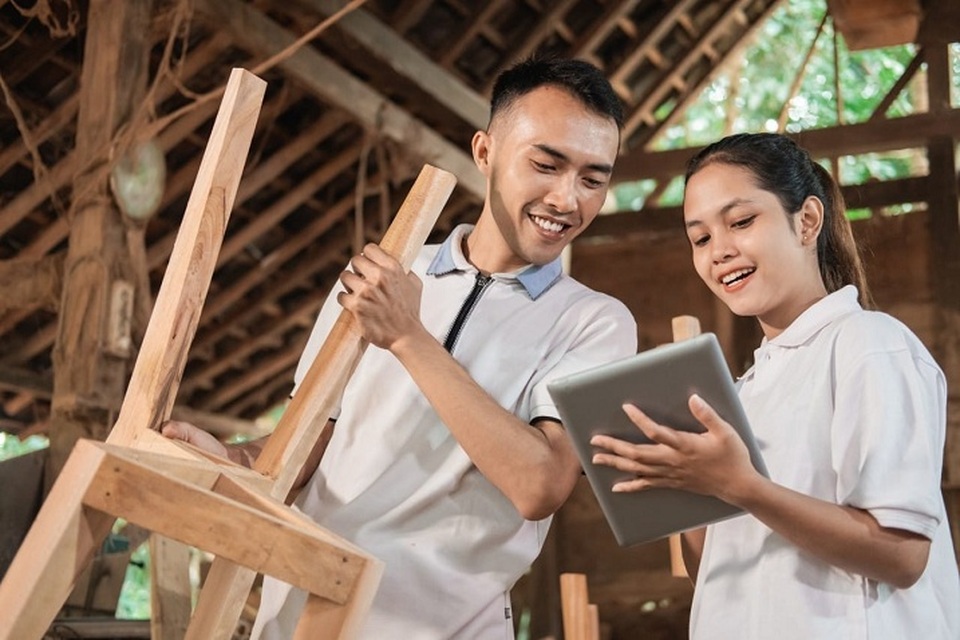 Zenius menghadirkan ZenPro, platform pembelajaran dan pemberdayaan bagi para profesional. 