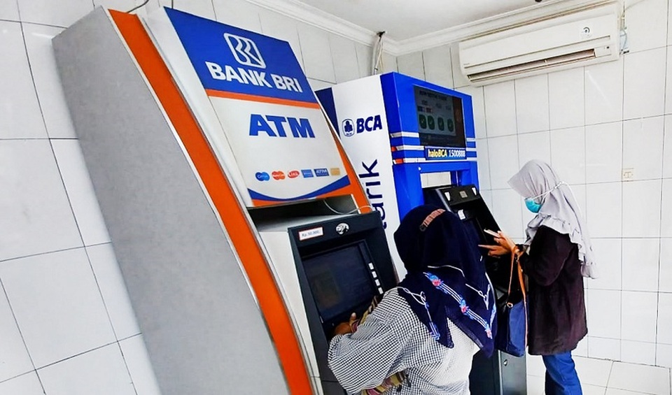 Nasabah menarik uang di galeri ATM kawasan Sawangan, Depok, Jawa Barat.  Foto ilustrasi: Beritasatu Photo/Uthan AR