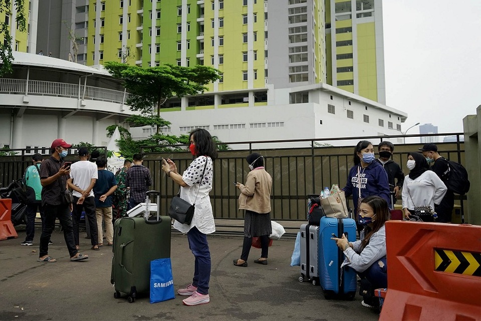 Sejumlah pekerja migran Indonesia menunggu jemputan usai menjalani karantina di Rusun Pasar Rumput, Manggarai, Jakarta Selatan, Jumat (17/12/2021). Foto ilustrasi: BeritaSatuPhoto/Joanito De Saojoao