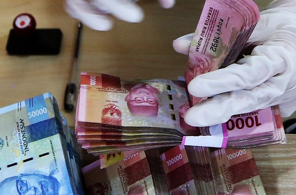 Petugas teller sedang menghitung uang rupiah di Jakarta. Foto ilustrasi: Beritasatu Photo/Uthan AR
