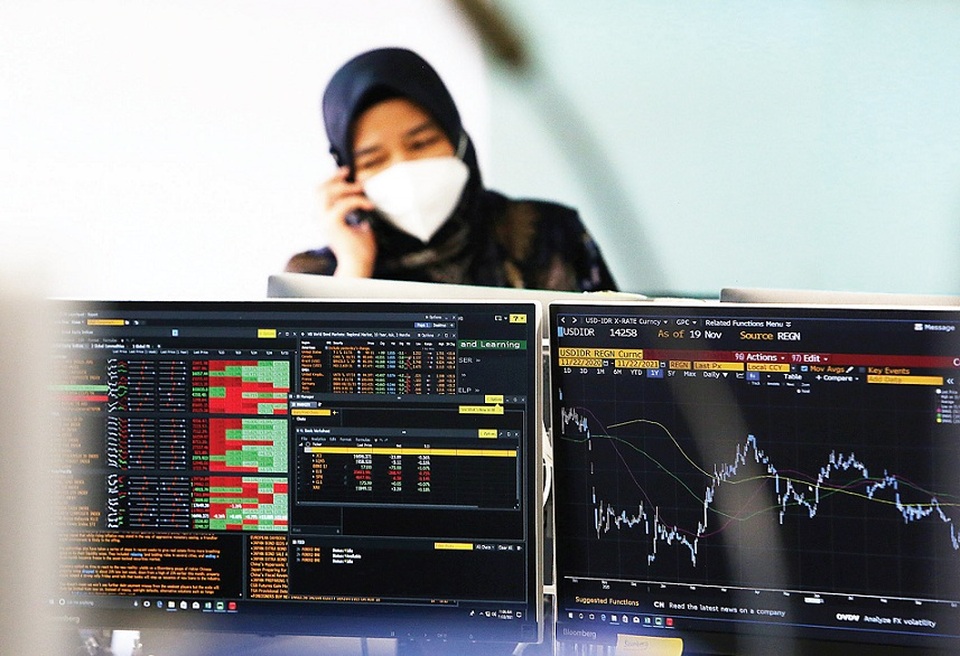 Investor memantau monitor saham di sebuah galeri sekuritas, Jakarta. Foto ilustrasi:  Beritasatu Photo/Uthan AR