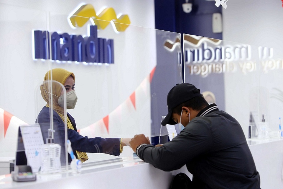 Karyawati bank melayani nasabah di sebuah kantor Bank Mandiri di Jakarta. Foto ilustrasi:  BeritaSatu Photo/Mohammad Defrizal
