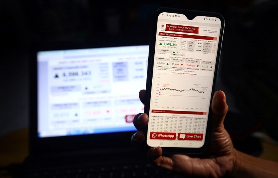 Investor melihat pergerakan saham di Depok, Jawa Barat. Foto ilustrasi: BeritaSatu Photo/Mohammad Defrizal