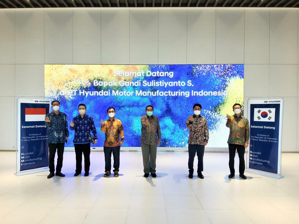 Duta Besar Republik Indonesia untuk Republik Korea, Gandi Sulistiyanto melakukan kunjungan perdana ke fasilitas pabrik Hyundai Motor Manufacturing Indonesia (HMMI) berlokasi di Cikarang, Jawa Barat, Selasa (28/12/2021). (Ist)