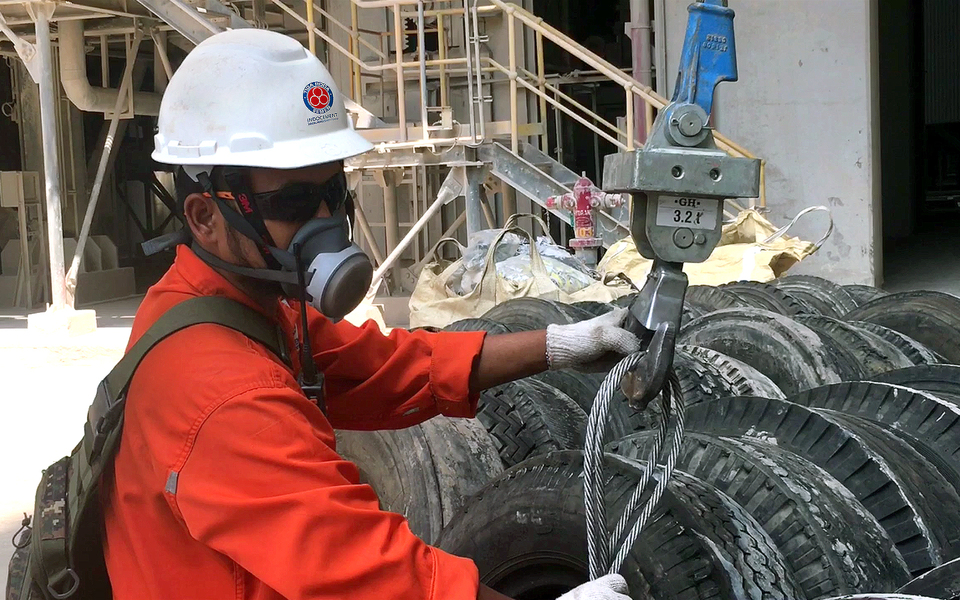 Proses pemanfaatan limbah ban bekas untuk bahan bakar alternatif di pabrik Indocement