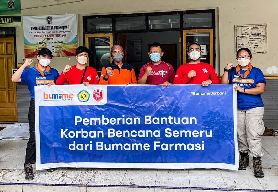 Bumame Farmasi menyalurkan bantuan langsung bagi para korban bencana erupsi Gunung Semeru. Foto: IST