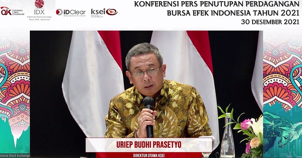 Direktur Utama KSEI Uriep Budhi Prasetyo (kanan) saat konferensi pers Penutupan Perdagangan Bursa Efek Indonesia tahun 2021 secara virtual pada Kamis (30/12/2021). Foto: Beritasatu Photo/Uthan AR
