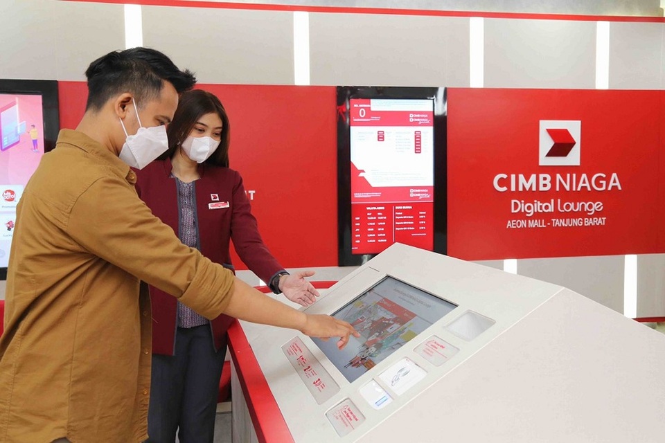 Digital Lounge CIMB Niaga hadir di AEON Mall Tanjung Barat. Nasabah mengganti Kartu ATM/Debit di Digital Lounge CIMB Niaga ke-38 di AEON Mall Tanjung Barat, Jakarta, Senin (3/1/2022). Foto: Ist