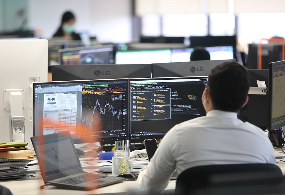 Investor melihat monitor saham di galeri sekuritas di Jakarta.  Foto ilustrasi: Beritasatu Photo/Uthan AR
