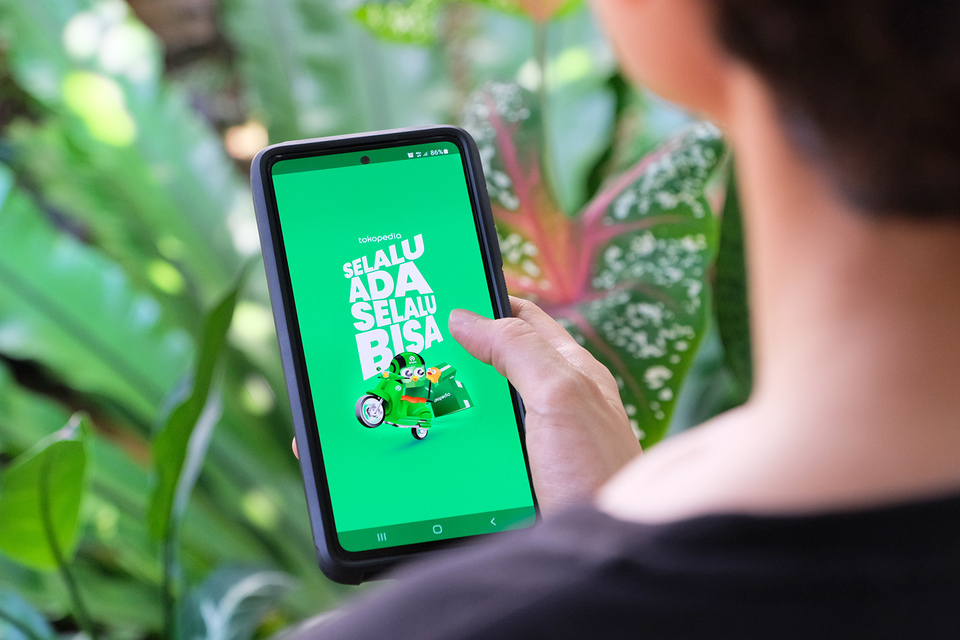 Pengguna bertransaks di platform Tokopedia. (IST) 