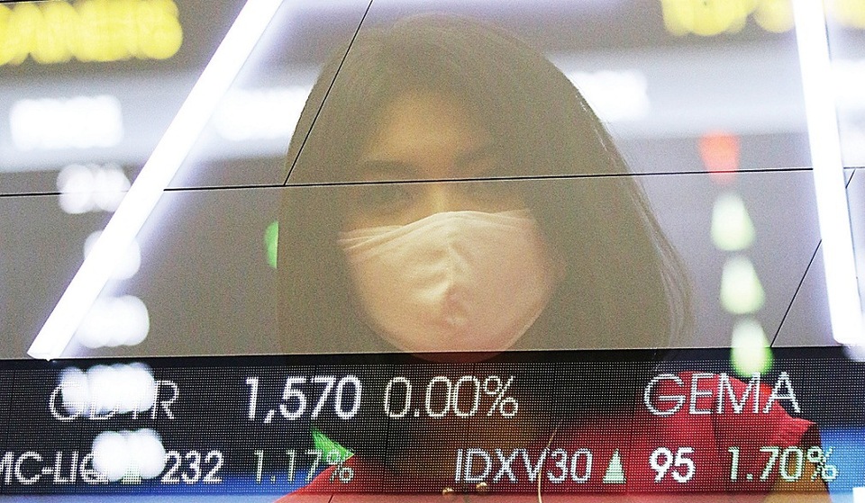 Karyawan memantau monitor saham di Bursa Efek Indonesia, Jakarta. Foto ilustrasi: Beritasatu Photo/Uthan AR