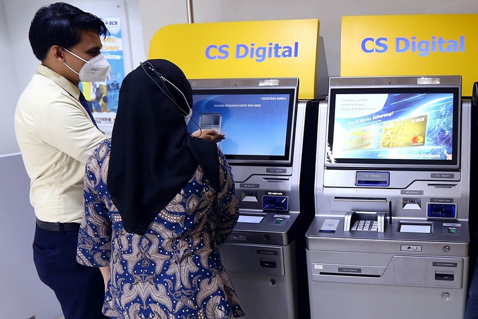 Petugas bank membantu nasabah bertransaksi  di salah satu bank di Jakarta.  Foto ilustrasi: BeritaSatu Photo/Mohammad Defrizal