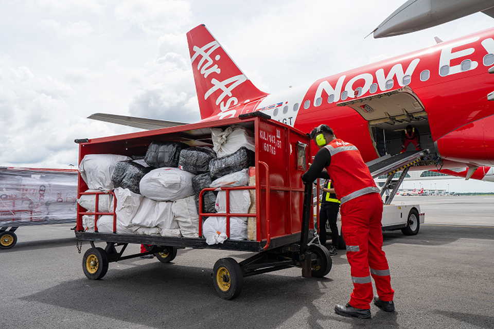Ilustrasi pesawat AirAsia dalam proses loading kargo. Foto: Perseroan