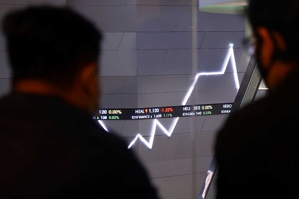 Pengunjung melihat pergerakan saham di Main Hall Bursa Efek Indonesia (BEI) di Jakarta. Foto ilustrasi: BeritaSatu Photo/Mohammad Defrizal