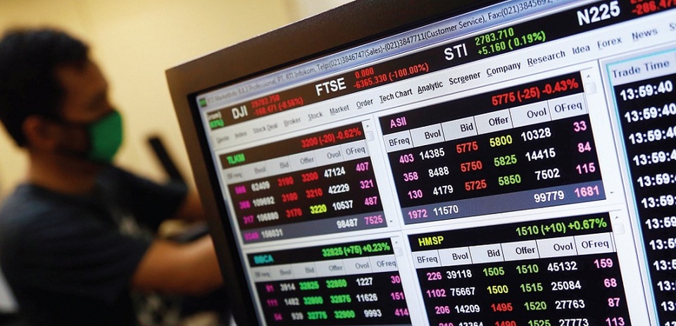 Investor memantau pergerakan saham melalui layar monitor di Jakarta. Foto ilustrasi:  BeritaSatu Photo/Mohammad Defrizal