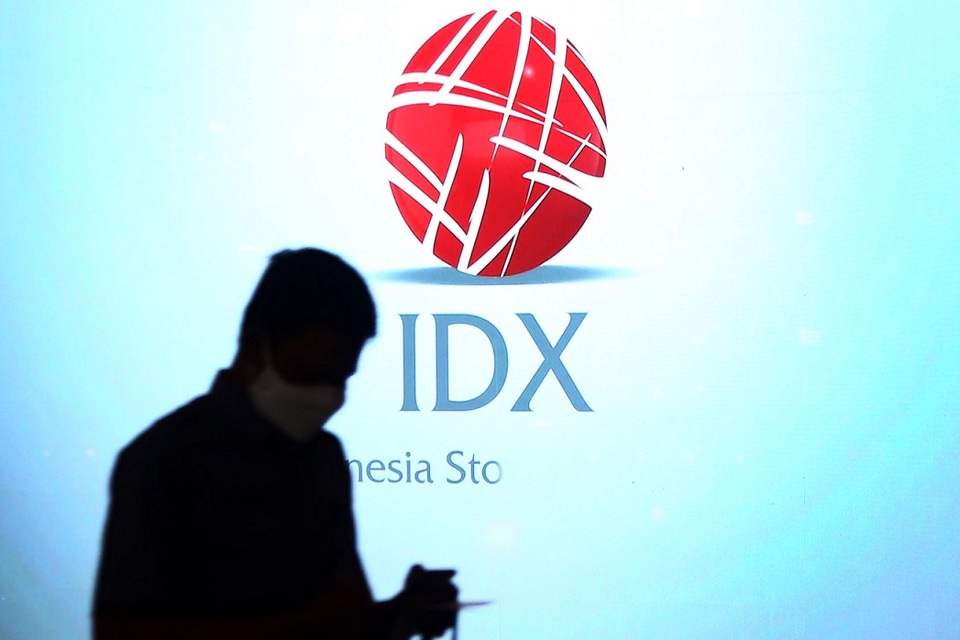Karyawan melintas di Bursa Efek Indonesia (BEI) di Jakarta. Foto ilustrasi: BeritaSatu Photo/Mohammad Defrizal
