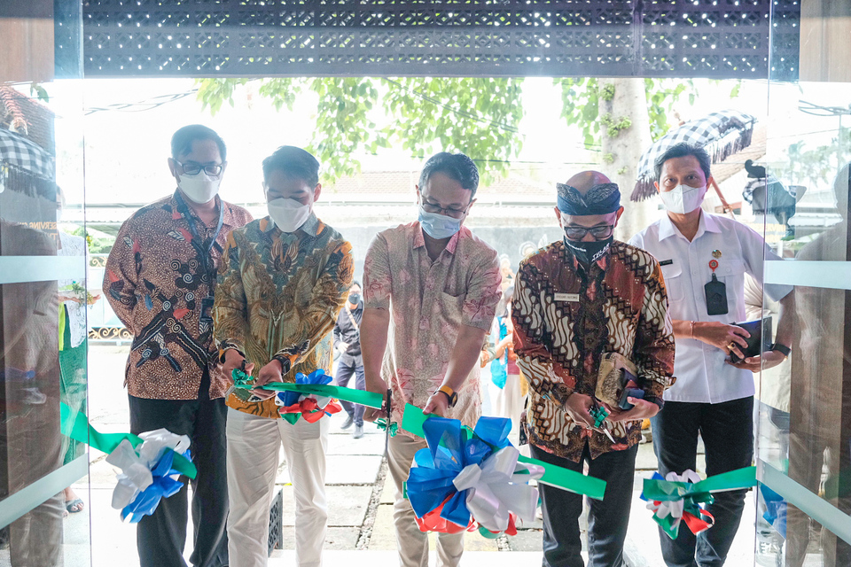 (Kiri ke Kanan) Tirta K Senjaya (Kepala Biro Pembinaan dan Pengembangan Pasar Bappebti), Pang Xue Kai (CEO Tokocrypto), Jerry Sambuaga (Wakil Menteri Perdagangan), Fadjar Hutomo (Deputi Bidang Industri dan Investasi Kemenparekraf), I Bagus Gede Arjana (Asisten Bupati Badung Bidang Perekonomian dan Pembangunan) melakukan pemotongan pita dalam peresmian T-Hub Batu Belig, Badung, Bali pada 21 Januari 2022.