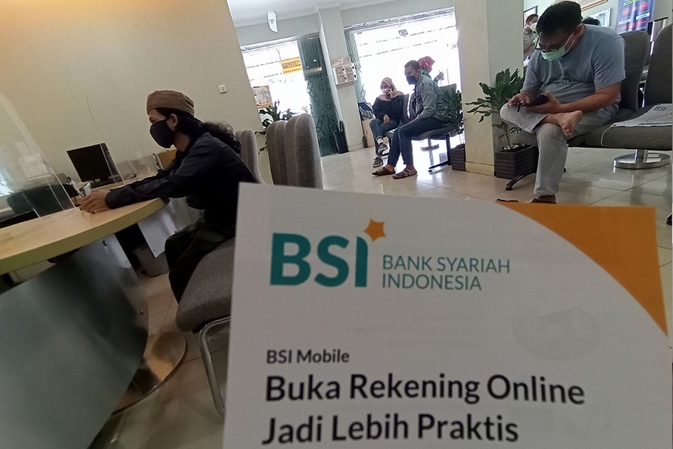 Nasabah menunggu pelayanan di Bank Syariah Indonesia (BSI) di Pamulang, Tangerang Selatan, Banten.   Foto ilustrasi: BeritaSatu Photo/Mohammad Defrizal