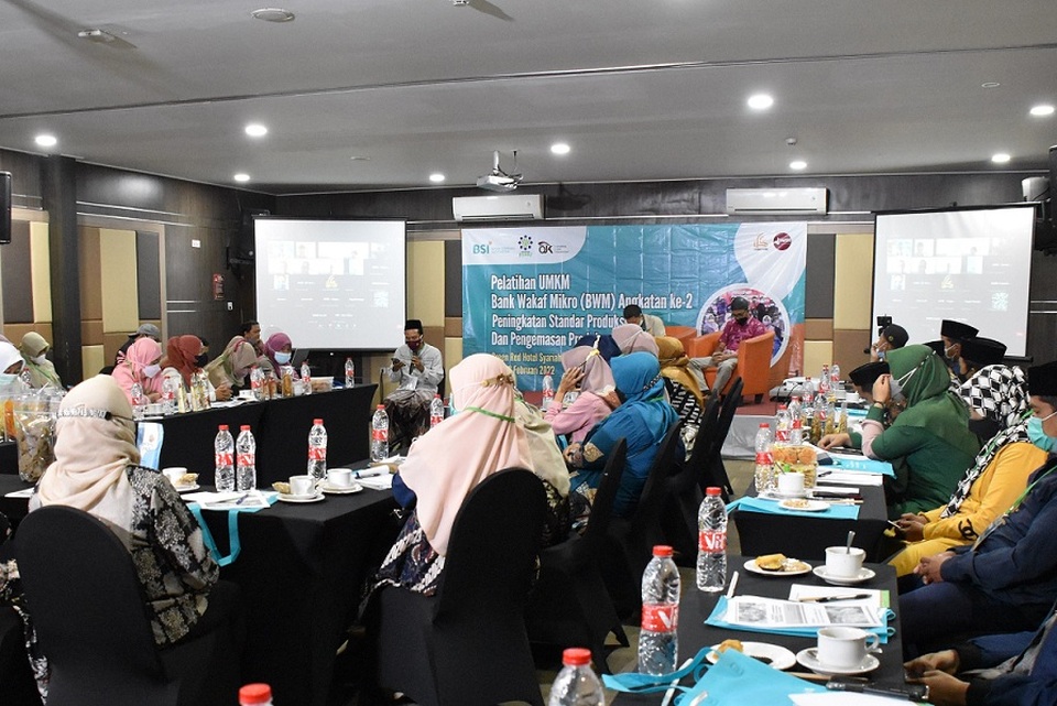 Yayasan Bangun Sejahtera Mitra Umat (Yayasan BSMU) bersama PT Bank Syariah Indonesia Tbk (BSI) melalui Direktorat Wakaf, Microfinance dan Digital Group melanjutkan kegiatan pelatihan UMKM standar produksi dan kemasan produk nasabah program Bank Wakaf Mikro (BWM). Kegiatan angkatan kedua di Jawa Timur ini bertujuan untuk meningkatkan kemampuan keluarga terutama ibu ibu anggota BWM untuk mengelola usahanya. 