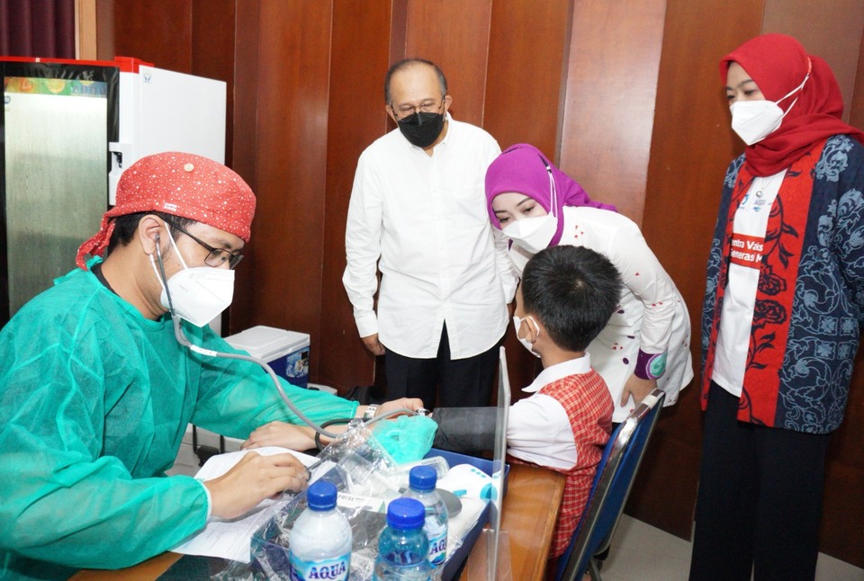 (Ki-ka) Asisten Administrasi Umum Daerah Provinsi Jawa Barat Ferry Sofwan Arif, Ketua Umum Sekoper Cinta Atalia Praratya Ridwan Kamil, dan Vice President General Secretary Danone Indonesia Vera Galuh Sugijanto hadir dalam peninjauan langsung Sentra Vaksinasi Generasi Maju untuk anak usia 6-11 tahun. Kegiatan ini merupakan bagian dari komitmen Danone Indonesia untuk mendukung pemenuhan hak anak yaitu akses kesehatan dan nutrisi, serta tentunya untuk mendukung program pemerintah dalam memperluas cakupan vaksinasi.


