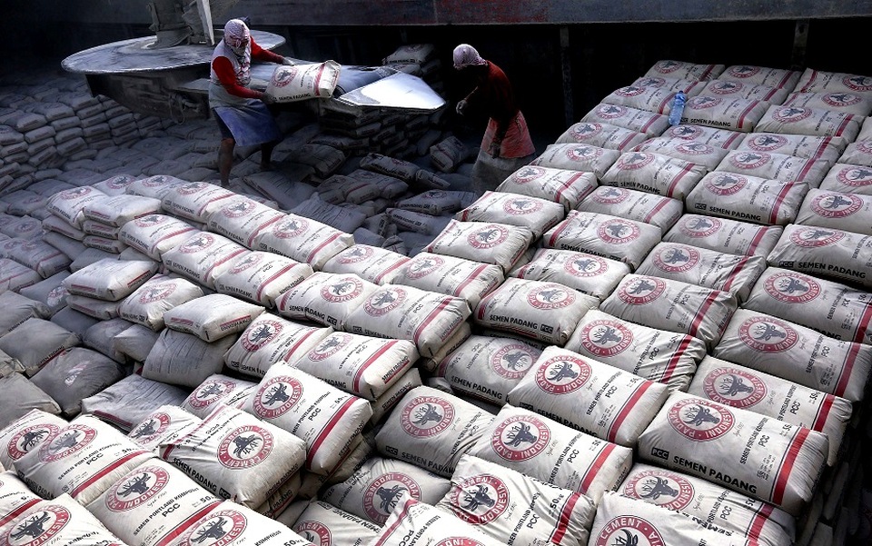 Aktivitas bongkar muat semen milik Semen Padang, anak usaha PT Semen Indonesia Tbk (SMGR), di Padang, Sumatera Barat. (B-Universe Photo/Mohammad Defrizal)