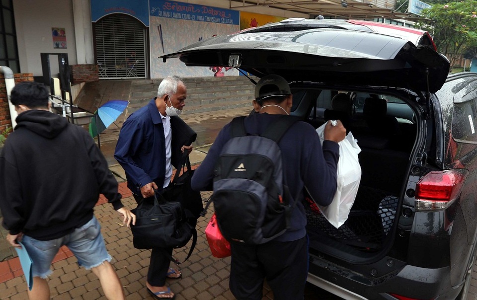Pasien sembuh Covid-19 dijemput keluarga  meninggalkan karantina di Rumah Lawan Covid-19 (RLC) di serpong, Tangerang Selatan, Banten, Selasa (8/2/2022).  Foto ilustrasi: BeritaSatu Photo/Mohammad Defrizal