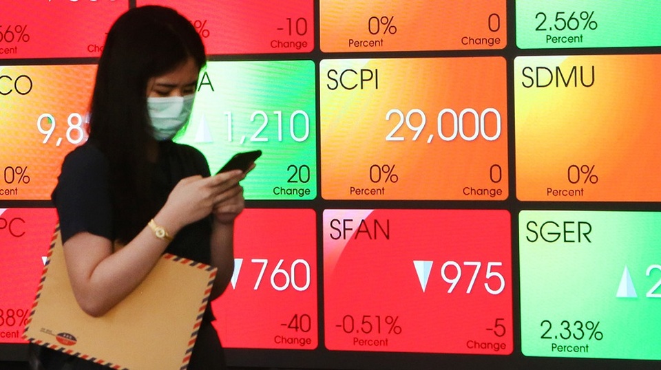 Karyawan melintas di depan monitor saham di Bursa Efek Indonesia, Jakarta. Foto ilustrasi: Beritasatu Photo/Uthan AR