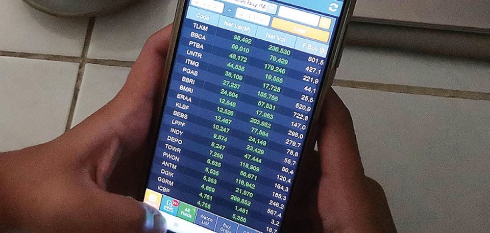 Investor memantau pergerakan saham di Jakarta. Foto ilustrasi: Investor Daily/David Gita Roza 