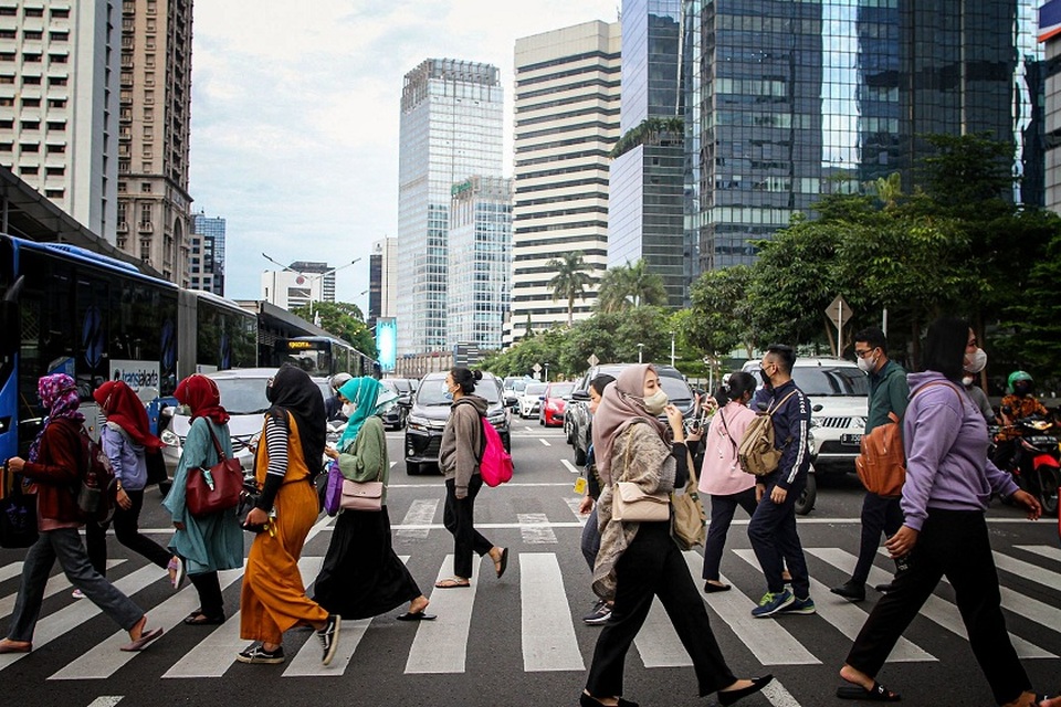 Sejumlah pekerja melintas di Jalan Jenderal Sudirman, Jakarta di masa pandemi. Foto ilustrasi:  BeritaSatuPhoto/Joanito De Saojoao