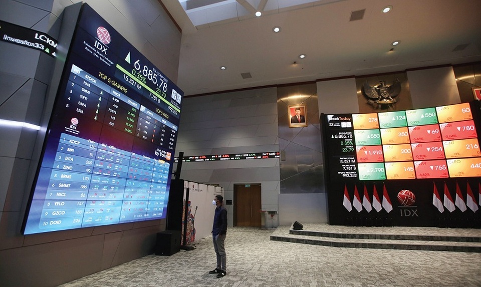 Pekerja memperhatikan layar pergerakan saham di gedung BEI, Jakarta. Foto ilustrasi: Investor Daily/David Gita Roza