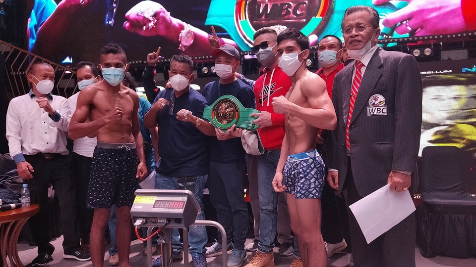 Petinju asal Indonesia Tibo Monabesa siap menghadapi petinju asal Filipina, Jayson Vayson  