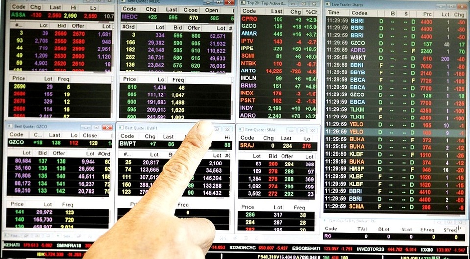 Pialang memantau pergerakan saham di sebuah sekuritas di Jakarta, belum lama ini. Foto ilustrasi: David Gita Roza /investor Daily