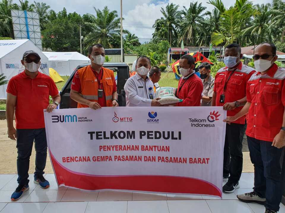 Penyerahan bantuan Telkom Peduli Bencana Gempa Pasaman & Pasaman Barat dipimpin oleh General Manager Telkom Witel Sumatera Barat Alfi Sumarta mewakili Tim TJSL PT Telkom (kedua dari kiri) kepada Sekretaris Kecamatan Tigo Nagari Pasaman Barat di Posko Utama Rumah Bupati Pasaman Barat, belum lama ini. (Foto: Dok. Telkom)